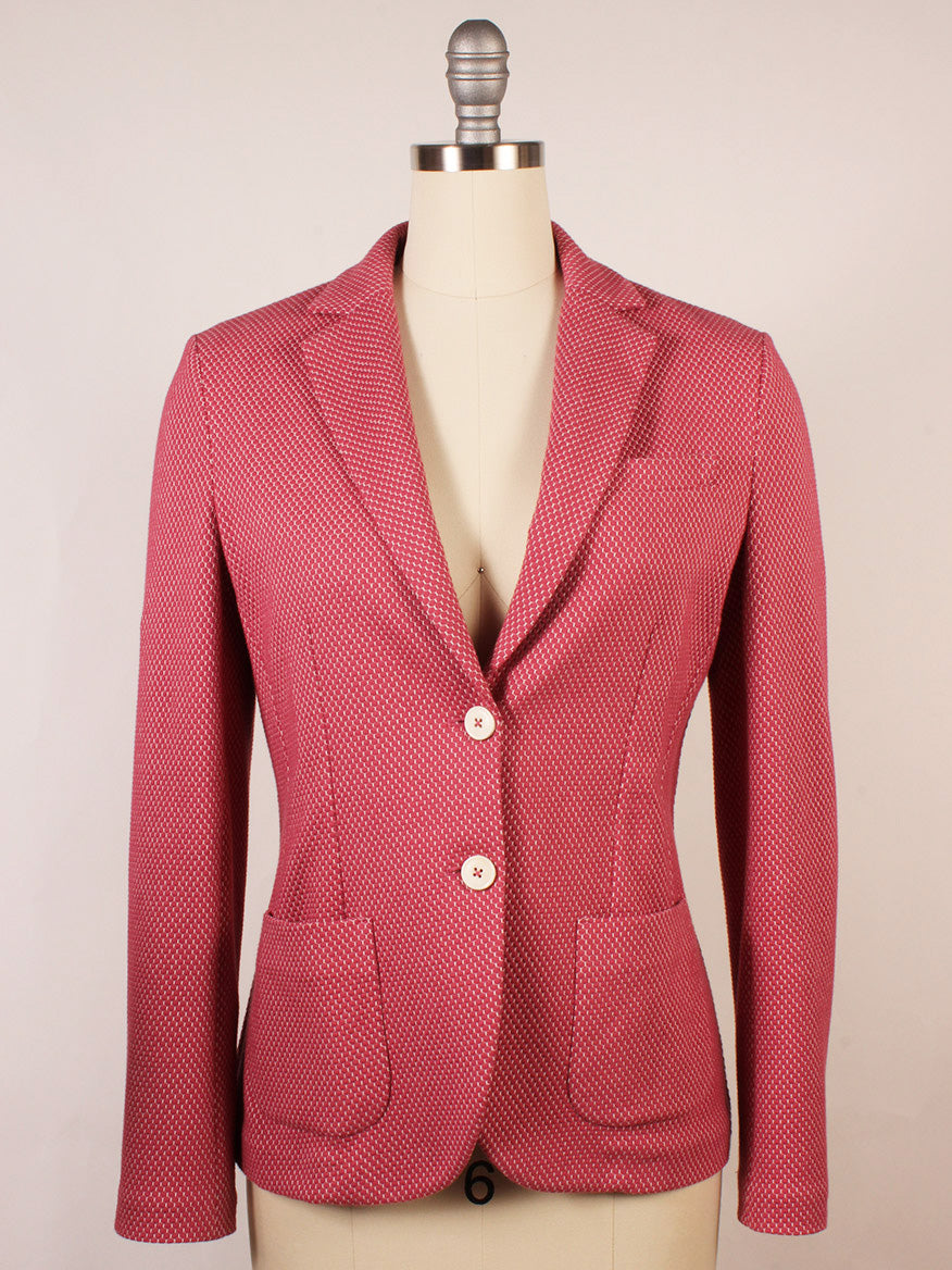 The Circolo 1901 2-Button Slim Honeycomb Jacket in Magenta, featuring two front pockets and notch lapels, is displayed on a dress form.