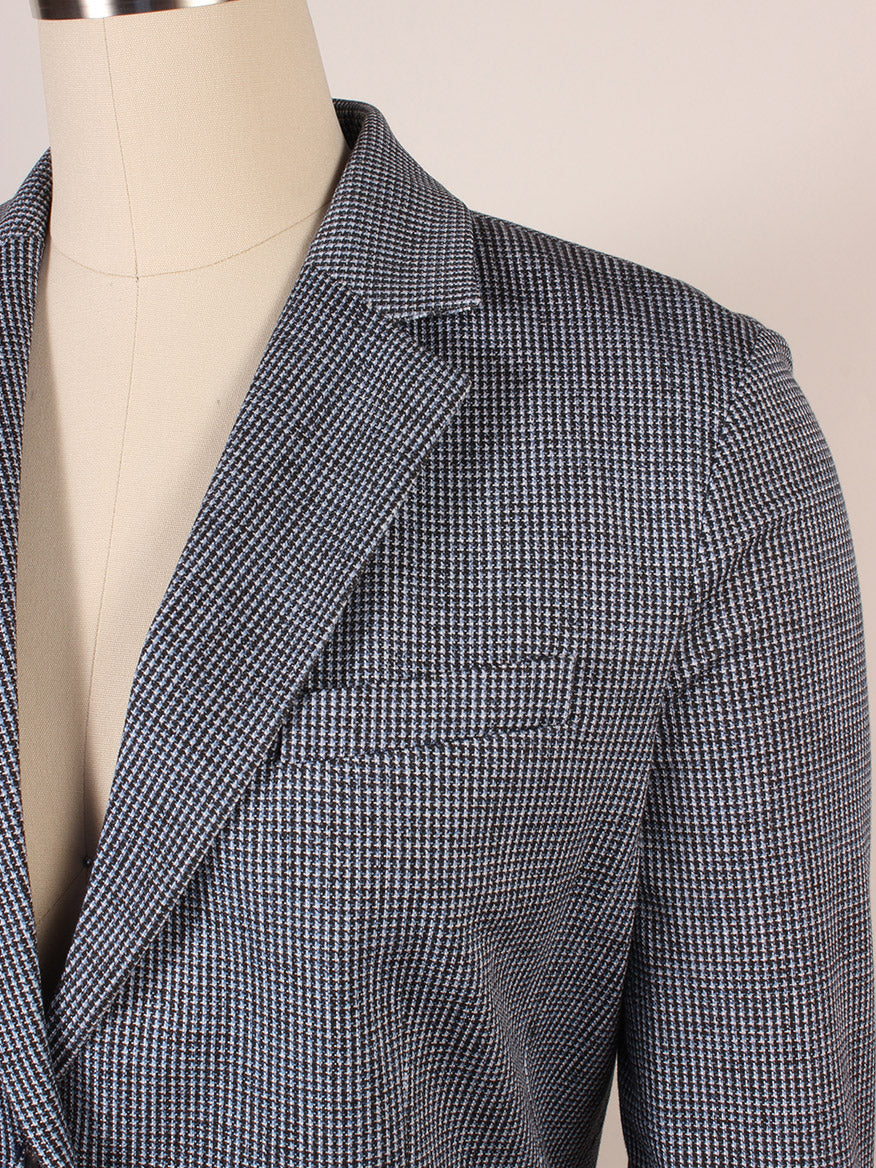 Close-up of a mannequin wearing the Circolo 1901 Slim Fit Mini Houndstooth Jacket in Blue, featuring notch lapels and a chest pocket, set against a plain background.