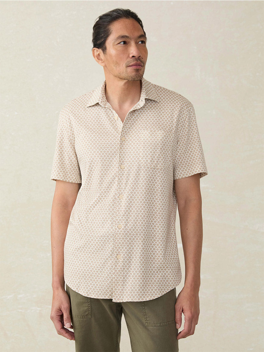 Faherty Brand Short-Sleeve Hermosa Shirt in Island Sand Fishscale