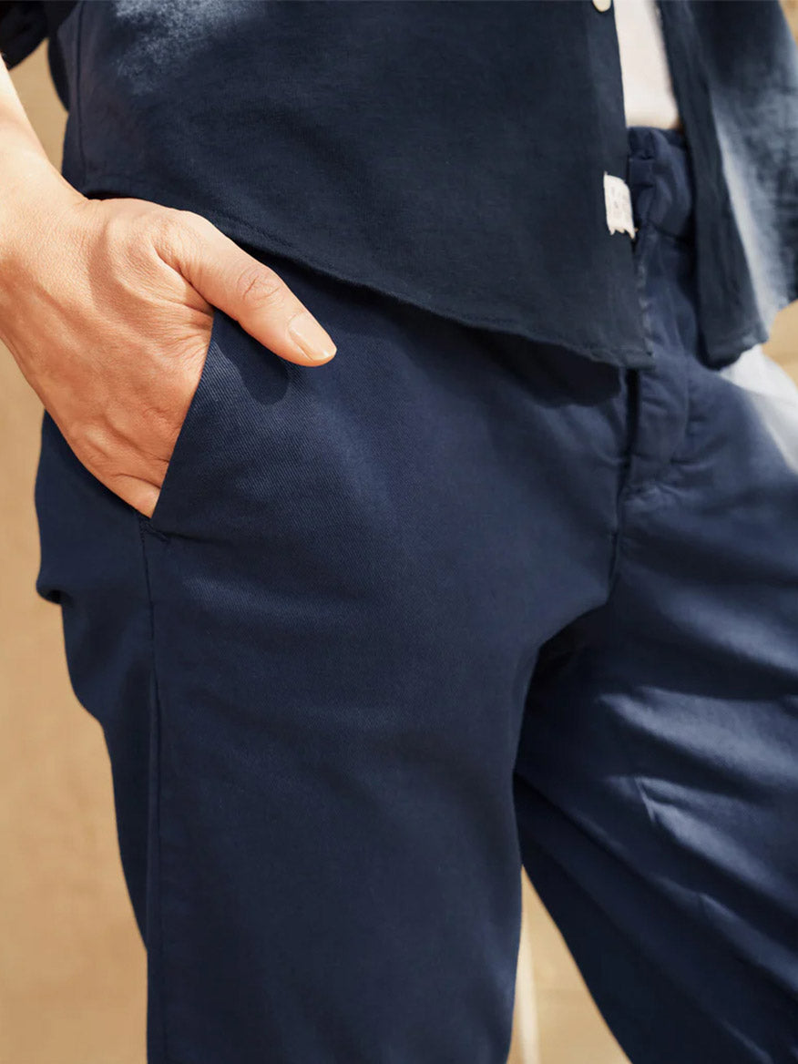 Close-up of a person wearing Frank & Eileen Wicklow Italian Chino in Vintage Navy, with their hand tucked into the pocket.
