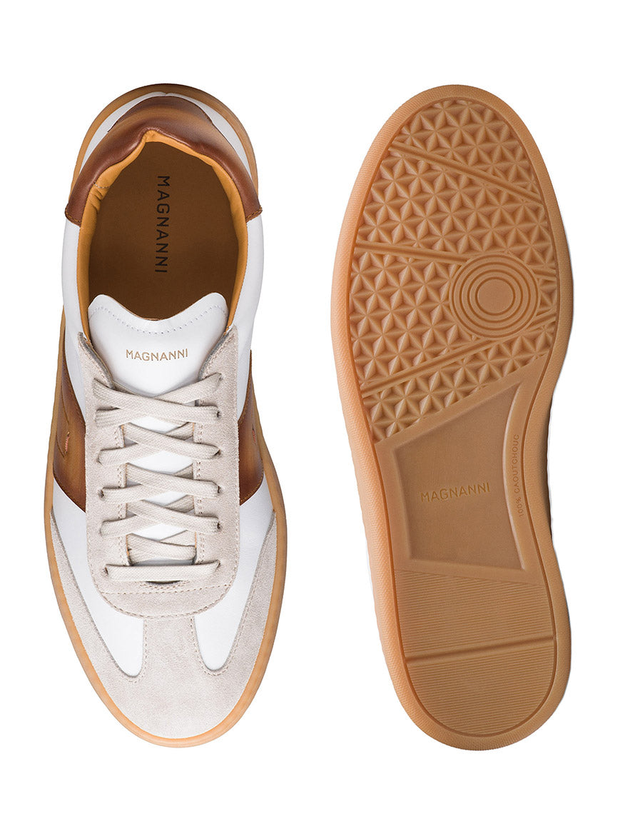 Top and sole views of the Magnanni Primera in White/Cuero, crafted in premium white and brown leather with suede. "Magnanni" is proudly stamped on both the insole and gum sole.