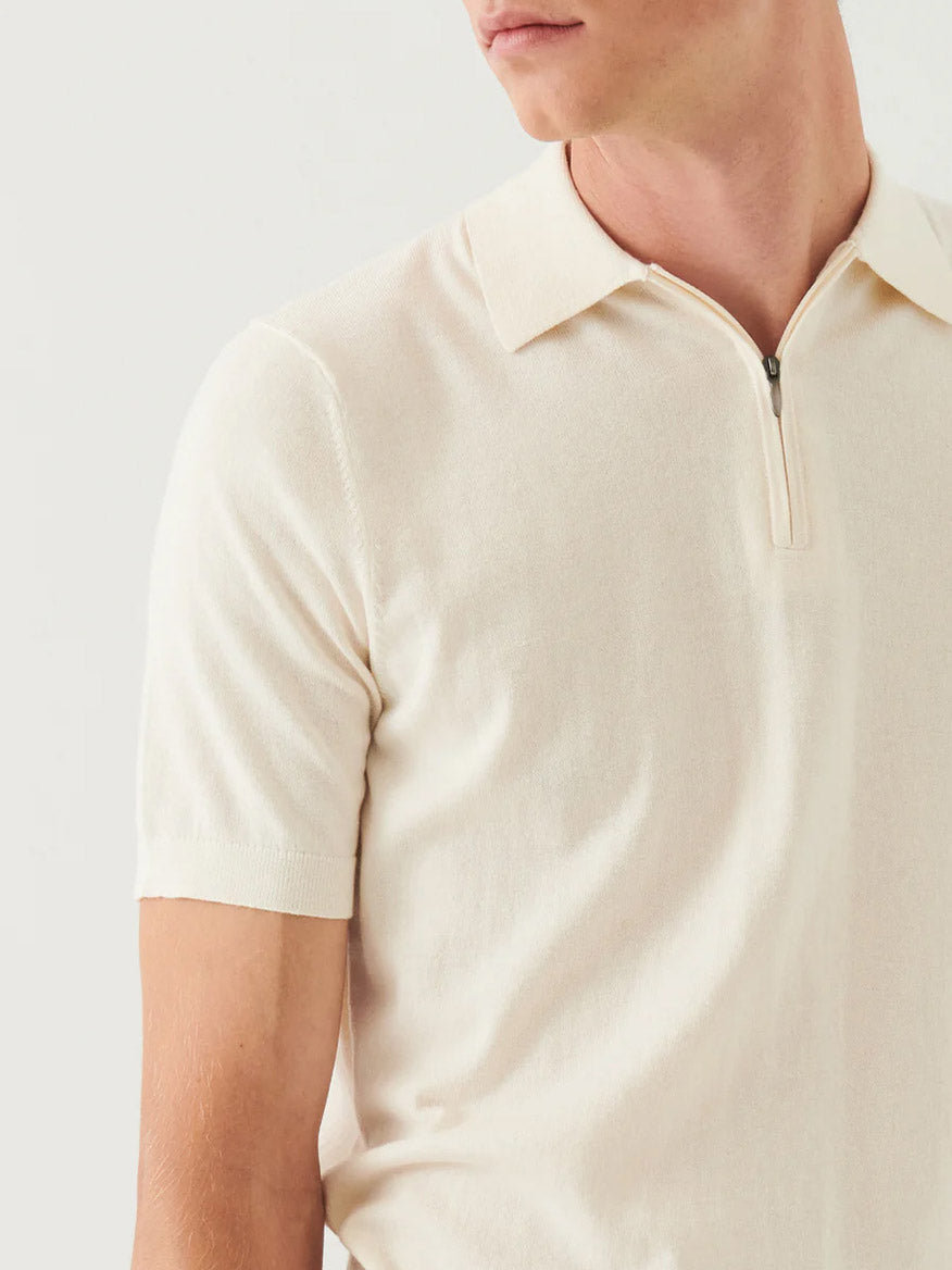 Man wearing the Patrick Assaraf Cotton Cashmere Quarter Zip Polo in Off White, short-sleeved and shown from shoulders to waist against a plain background.