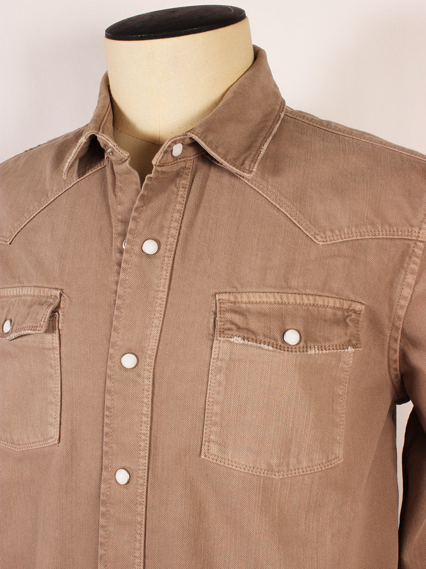 Close-up of a Teleria Zed Roper Western Snap Shirt in Tortora with pearlized snaps and two chest pockets displayed on a mannequin.