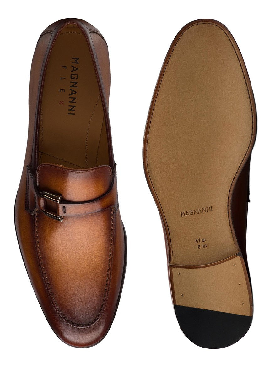A close up of a Magnanni Silvano loafer in Cuero.