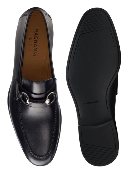 The Magnanni Diago II in Black loafers from the Línea Flex Collection feature a metal buckle, giving them a sleek and sophisticated look.