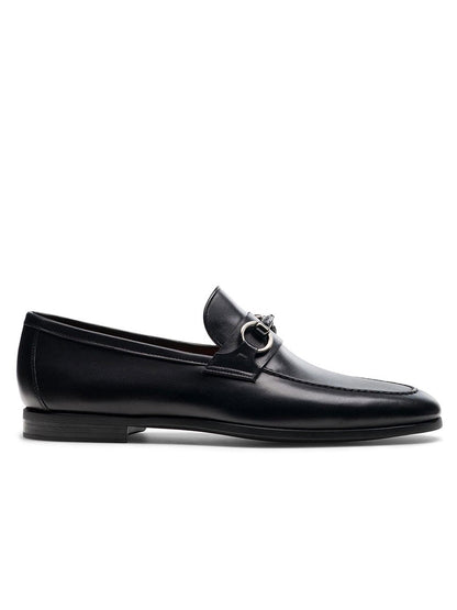 The Línea Flex Collection presents the Magnanni Diago II in Black, a sleek black loafer with a metal buckle.