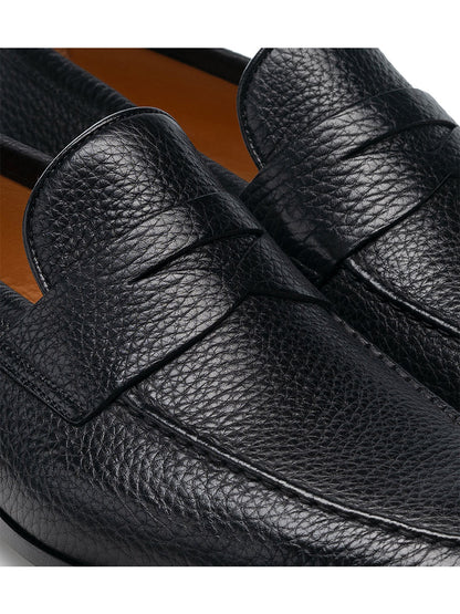 A pair of Magnanni Diezma II in Black penny loafers with a leather sole from the Línea Flex collection.