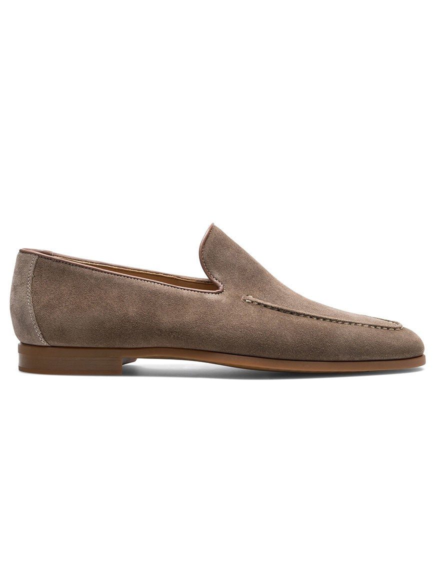 A brown suede Magnanni Lecera in Torba Suede featuring subtle stitching detail on the sides, structured with Magnanni's Línea Flex construction and a full rubber sole for enhanced durability.