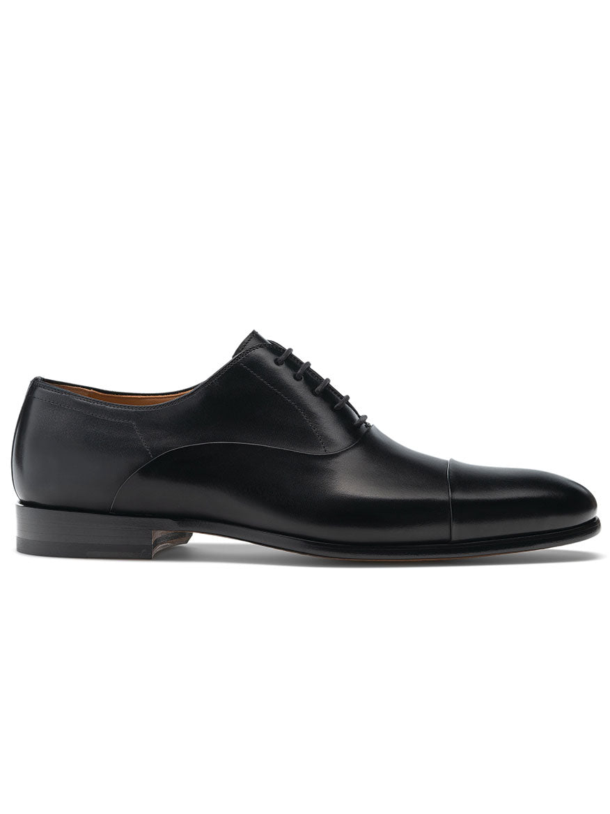 A Magnanni Segovia in Black crafted from premium calfskin leather, featuring a closed lacing system and a polished toe cap, viewed from the side. Part of our Línea Flex collection for ultimate comfort.
