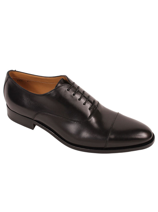 A single To Boot New York Forley in Nero calfskin leather dress shoe with business lace-up and cap toe.