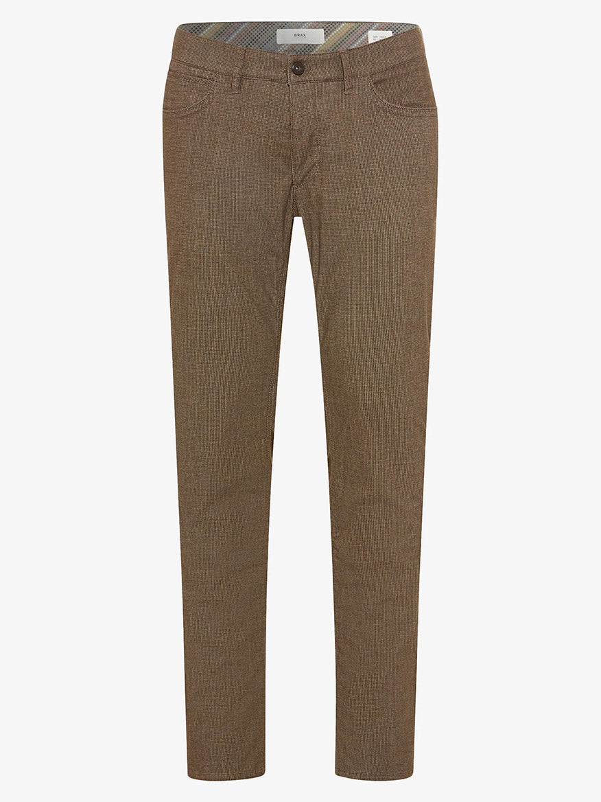 Brax Chuck Wdx Woo.Look Light Pants in Nougat, featuring a sophisticated wool-like appearance with a small check pattern, front pockets, and button closure.