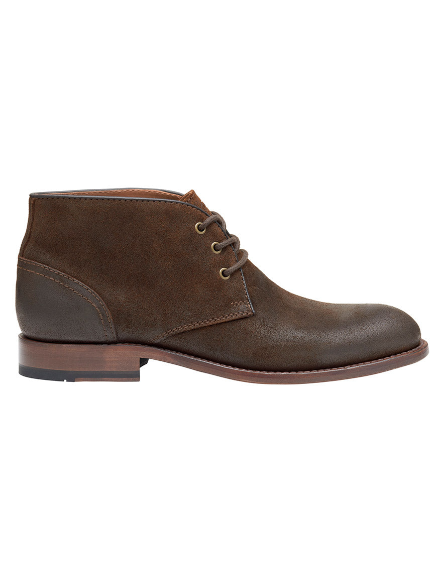 The J & M Collection Dudley Chukka in Brown Waxed English Suede is a sophisticated chukka boot crafted from vegetable-tanned calfskin, featuring three eyelets for lacing and a polished wooden sole. Its Goodyear welt construction ensures added durability.