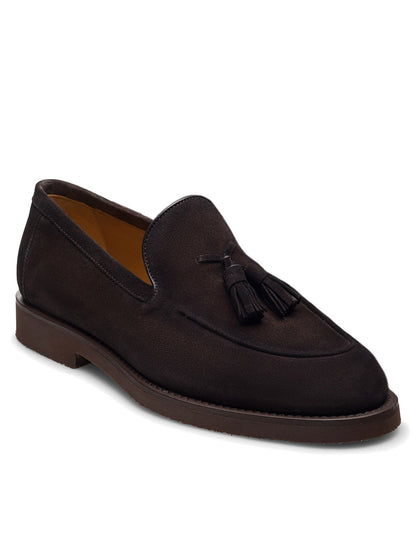 The Magnanni Cervan Tassel in Brown Suede is a single luxury men’s loafer, handmade in Portugal, featuring dark brown suede, an apron toe design, low heel, visible stitching, and tassel detailing. It is displayed on a white background.