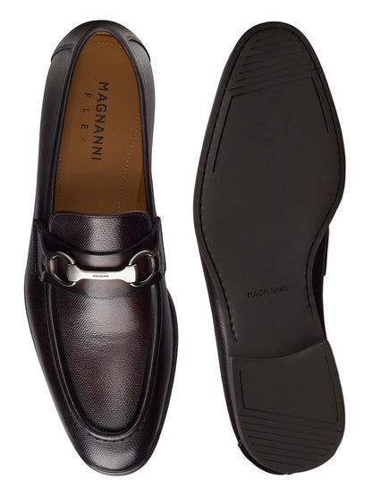 Two brown Magnanni Darien loafers displayed: one showing the top view, featuring a decorative metal bit loafer design, and the other showing the sole, both labeled "Magnanni Línea Flex.