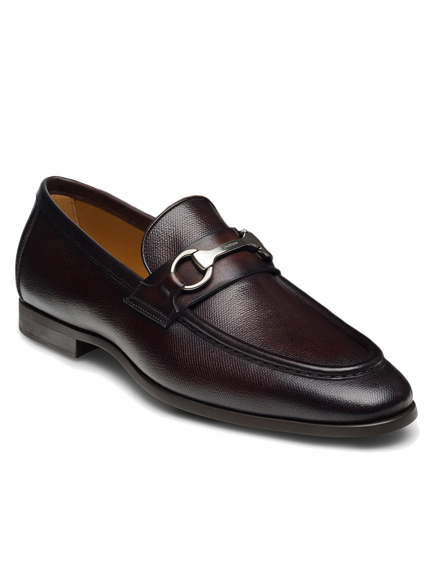 A Magnanni Darien in Brown, featuring a dark brown Línea Flex metal bit loafer with textured calfskin leather across the instep, against a white background.