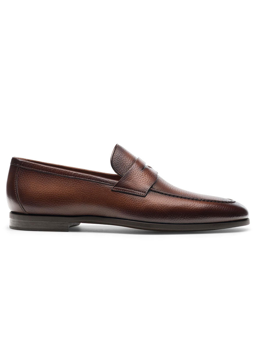 A Magnanni Diezma II in Brown calfskin leather loafer with a black sole.
