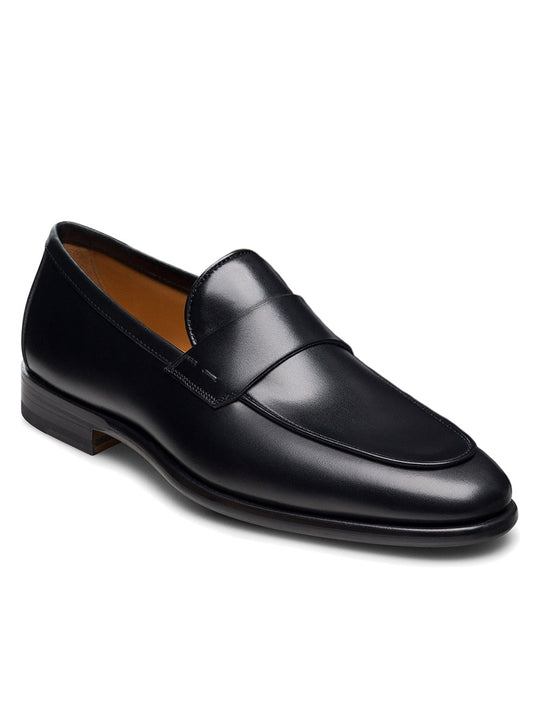 The Magnanni Duerro in Black is a luxury men’s loafer crafted from polished black leather, featuring a low heel, rounded toe, and a simple strap across the upper for timeless style.