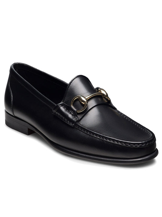 The Magnanni Giancarlo in Black is a men’s black leather moccasin loafer featuring a polished bit ornament, low heel, and stitched toe seam—ideal for any dress shoe collection.
