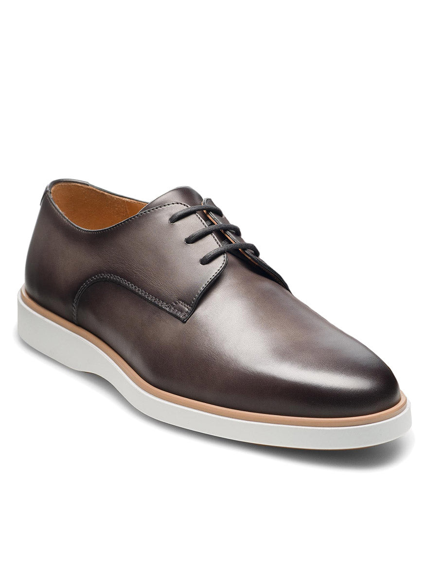 A sophisticated dress hybrid, the Magnanni Leone in Grey is a leather lace-up derby shoe featuring a minimalist design with clean stitching and a cushioned rubber sole.