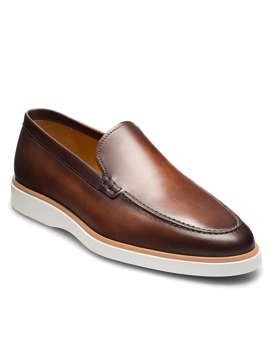 A stylish men's Magnanni Lourenco in Brown loafer with a comfortable white sole.