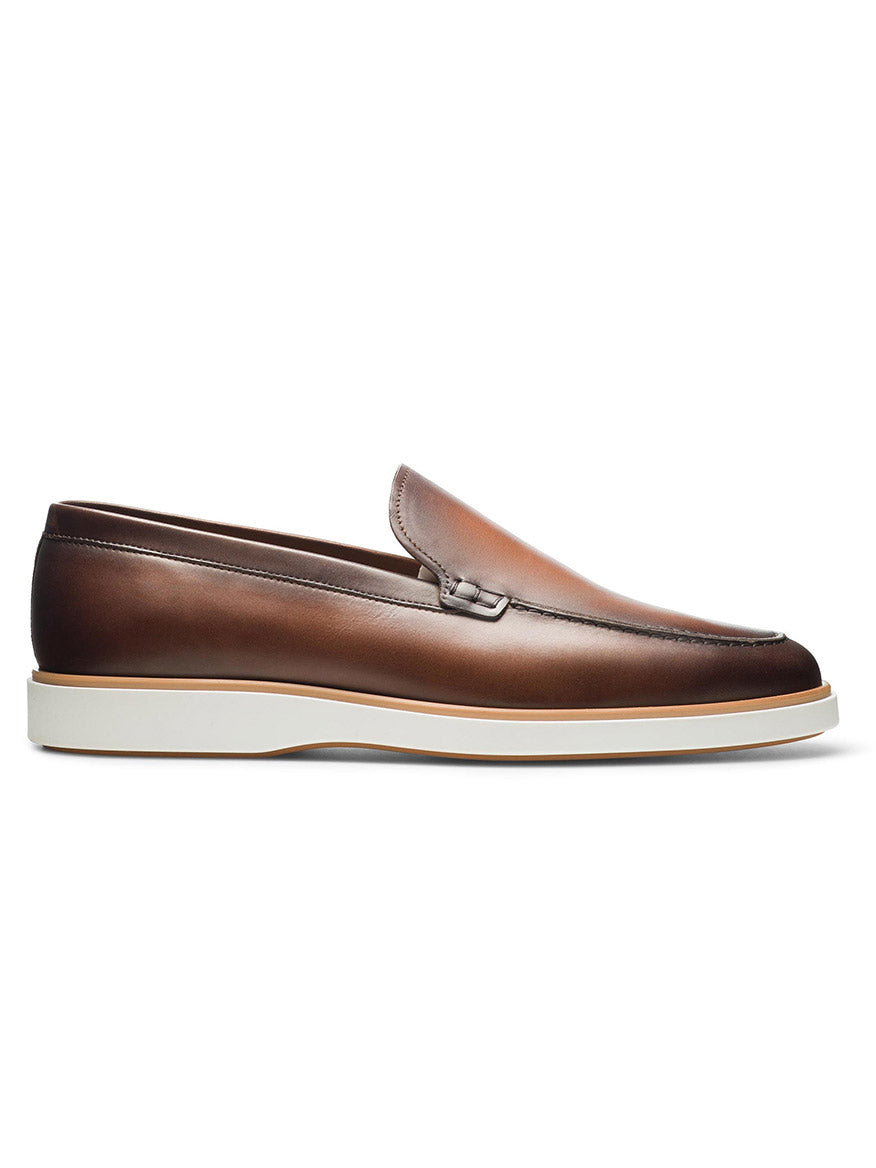 A men's Magnanni Lourenco in Brown apron toe loafer on a white background, combining style and comfort.
