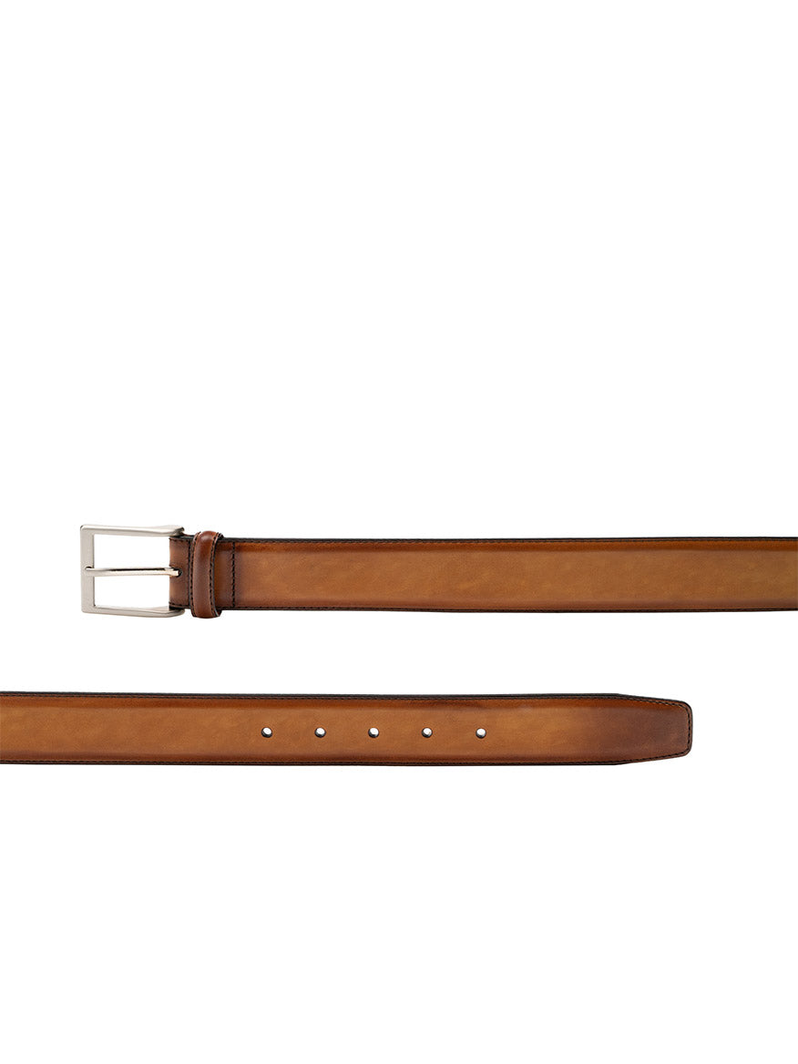 Magnanni Viento Belt in Cuero with a silver buckle, displayed unfastened and isolated on a white background.
