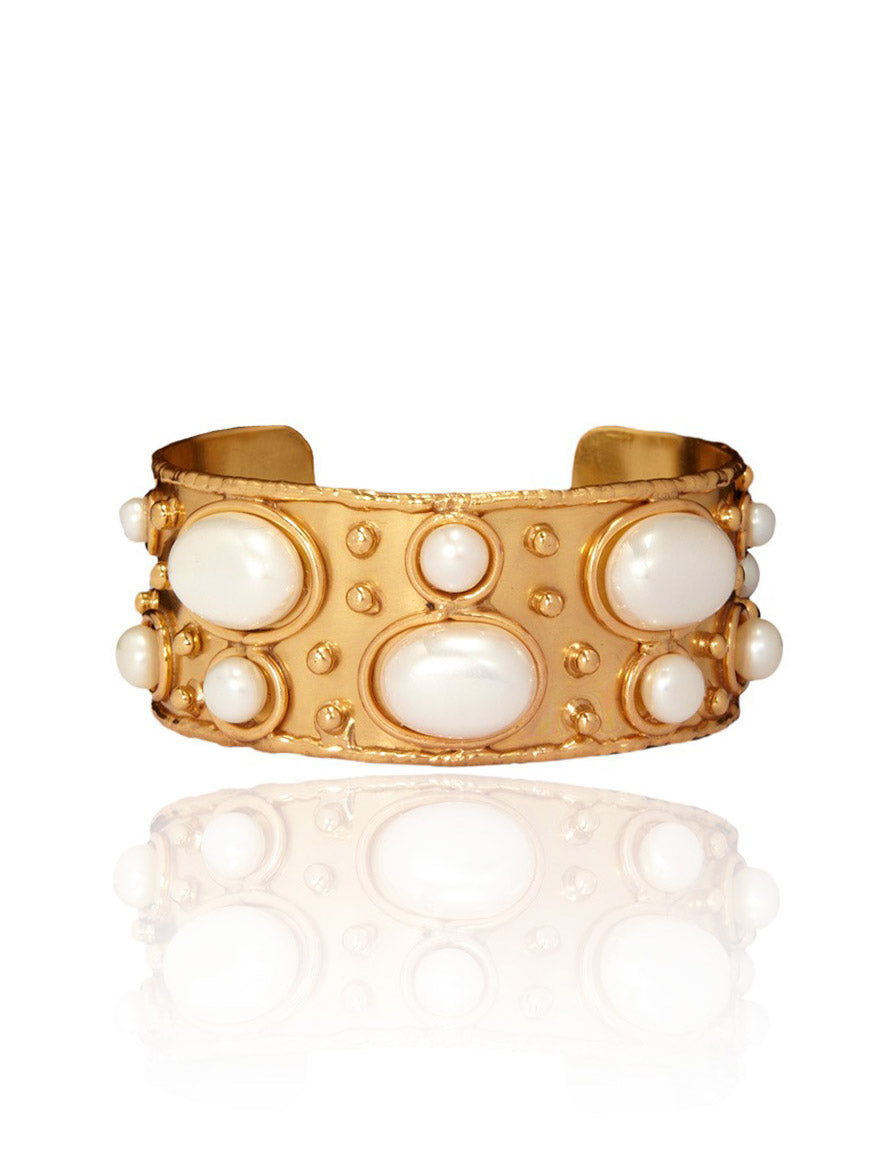 Introducing the Sylvia Toledano Cuff Byzantine in Golden Pearl, an exquisite bracelet showcasing large oval and round white pearls on a reflective surface, elegantly crafted with a brass gilded finish.