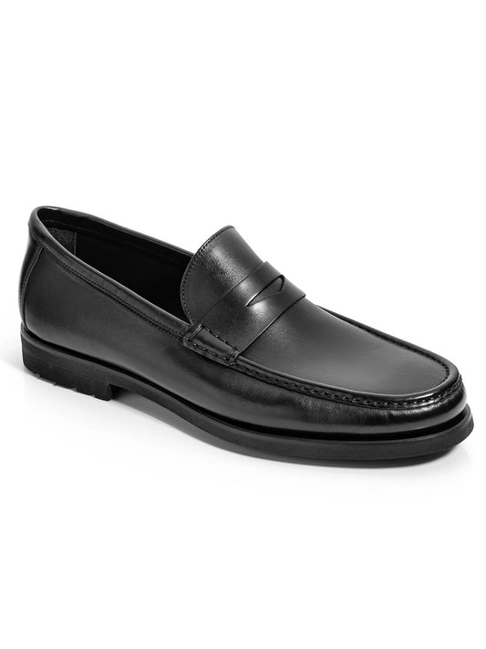 The To Boot New York Belfast in Black is a refined men's dress shoe featuring Italian leather, low heel, and moccasin-style stitching—an elegant loafer showcased on a white background.