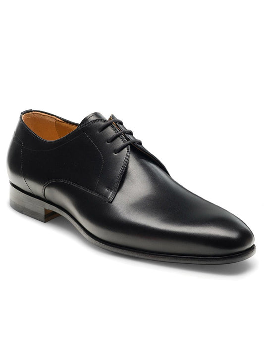 A men's Magnanni Maddin in Black plain toe derby shoe with a leather sole on a white background.