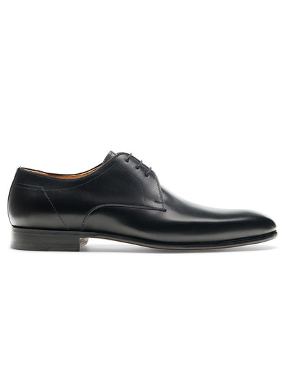 A men's black plain toe derby shoe, the Magnanni Maddin in Black, from Magnanni's Línea Flex Collection, featuring a leather sole.