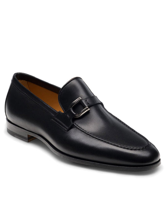 A black leather Magnanni Silvano loafer with a buckle, from the Línea Flex collection by Magnanni.
