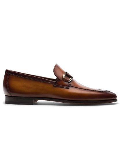 A brown Magnanni Silvano in Cuero loafer with a buckle on the side.