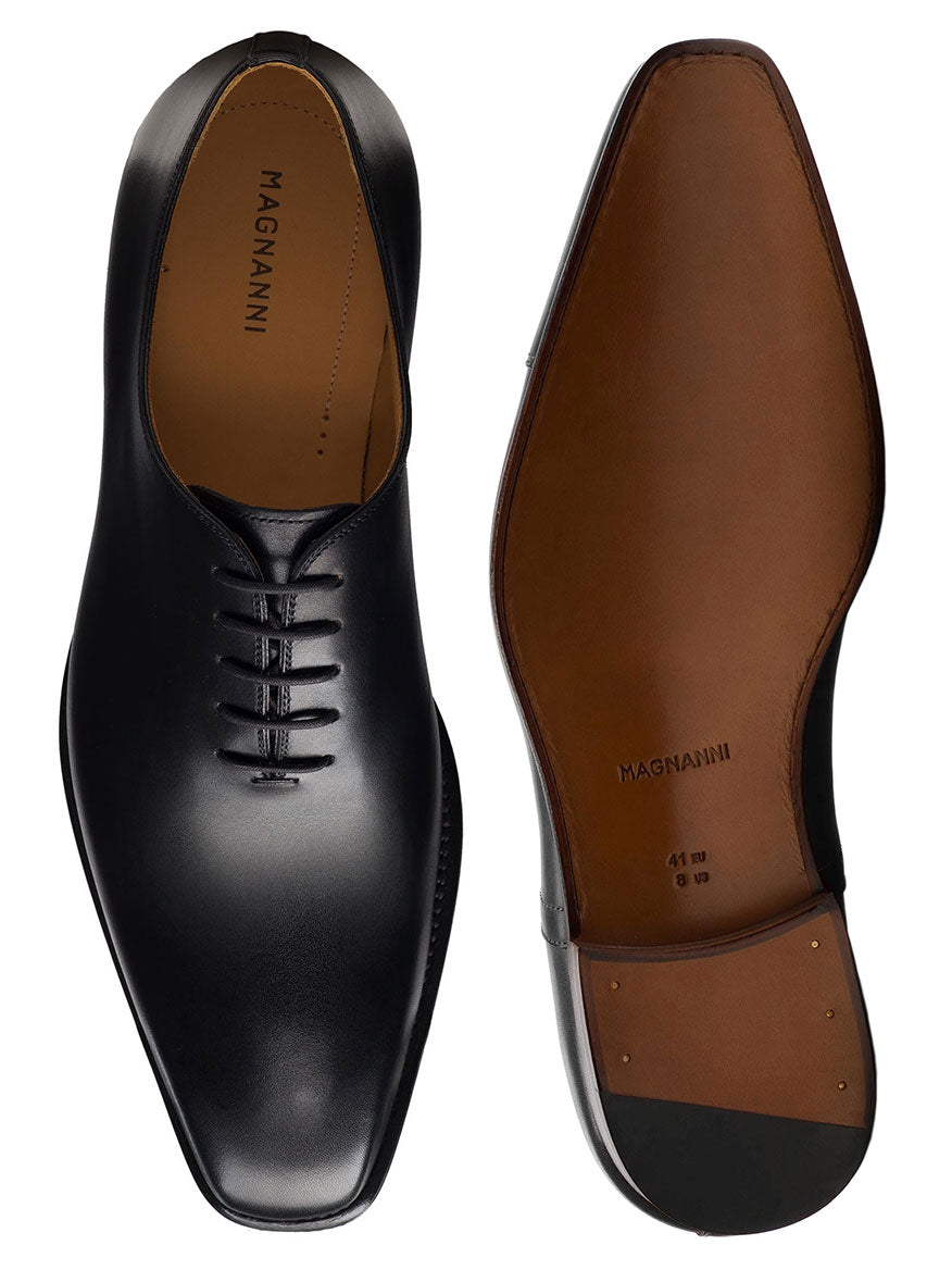 The Magnanni Crucero in Black, shown from top and sole views, features Bologna construction, closed lacing, and brown leather outsoles.