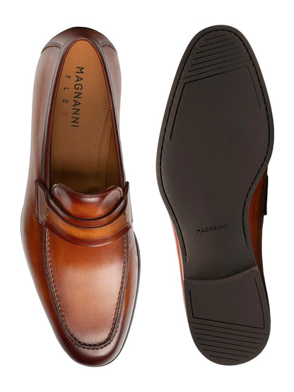 A pair of men's tan leather Magnanni Daniel loafers from the Línea Flex collection.