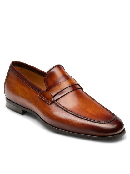 A tan leather men's loafer from the Magnanni Daniel in Cuero collection.