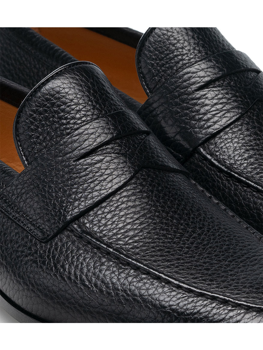 A pair of Magnanni Diezma II in Black penny loafers with a leather sole from the Línea Flex collection.