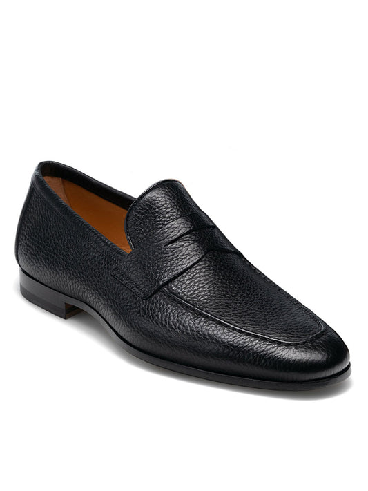 Introducing the Magnanni Diezma II in Black, a stylish men's penny loafer with a rubber sole.
